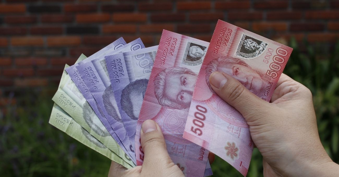 Cliente revisando bonos Cuenta RUT 2025 en BancoEstado